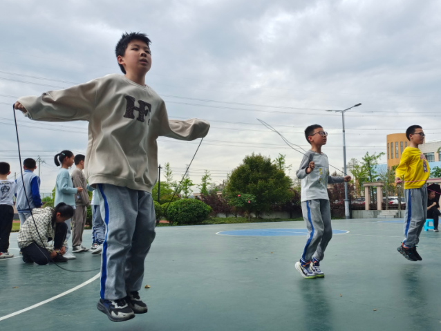 构建全方位德育网络打造家校社共育教联体守护青少年健康成长