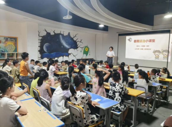 学生从起步中年级开端“主动使用”高年级尝试协同解决问题